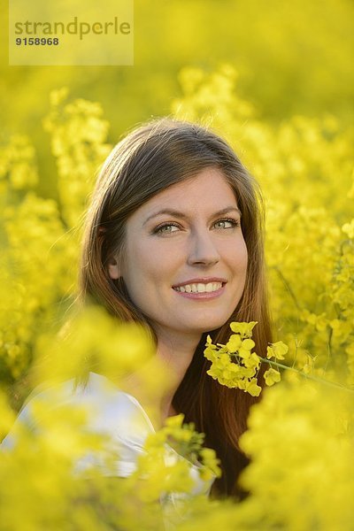 Junge Frau im Rapsfeld  Bayern  Deutschland  Europa