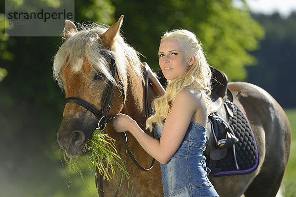 Junge Frau mit einem Haflinger  Oberpfalz  Bayern  Deutschland  Europa