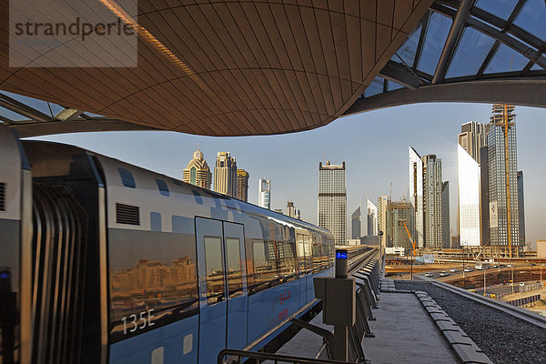 Neue Metro vor Skyline des Finanzzentrums von Dubai