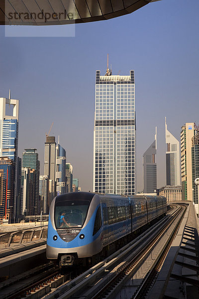 Neue Metro vor Skyline des Finanzzentrums von Dubai