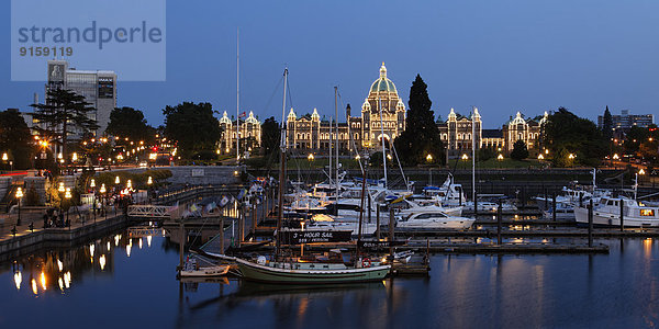 Beleuchtetes Parlament und Victoria Harbour bei Nacht  Vancouver Island  Kanada