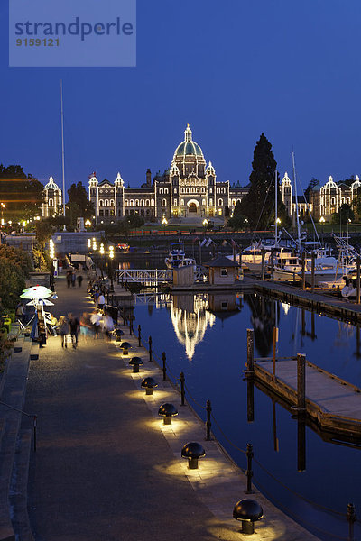 Beleuchtetes Parlament und Victoria Harbour bei Nacht  Vancouver Island  Kanada