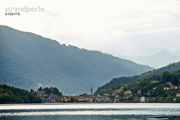 Dorf Mergozzo mit See und Bergen  Piemont  Italien