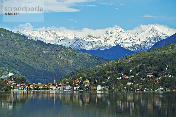 Dorf Mergozzo mit See und Bergen des Wallis  Piemont  Italien