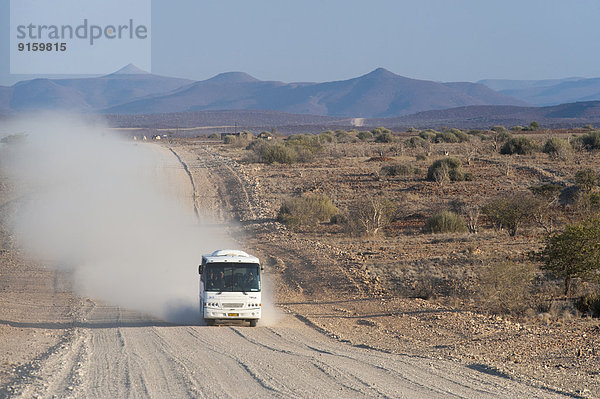 Landschaft Fernverkehrsstraße trocken Omnibus Kies Namibia