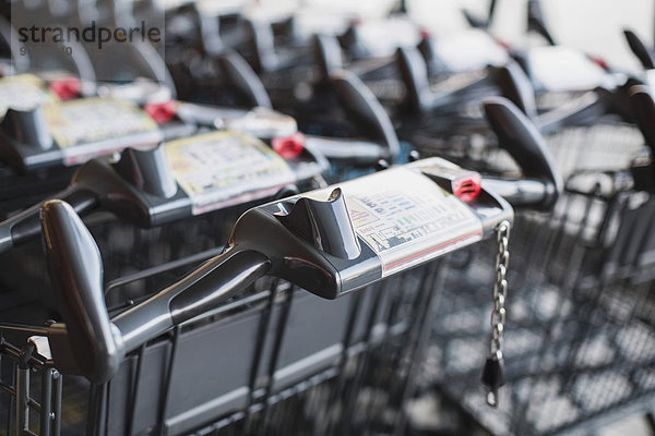 Einkaufswagen im Supermarkt angeordnet