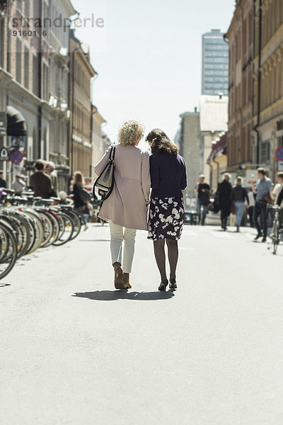 Durchgehende Rückansicht Seniorinnen auf der Straße