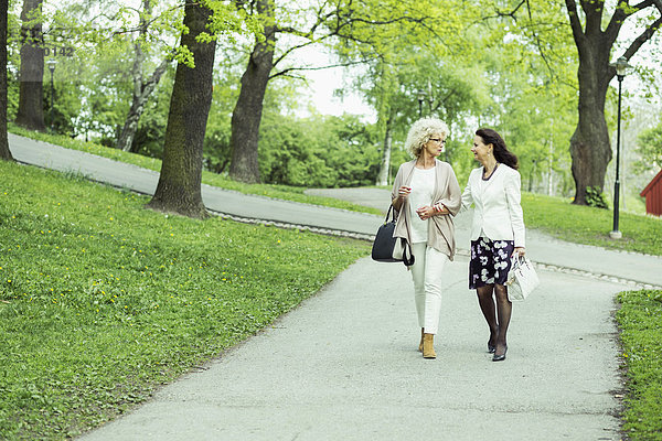 Volle Länge der Seniorinnen auf dem Gartenweg