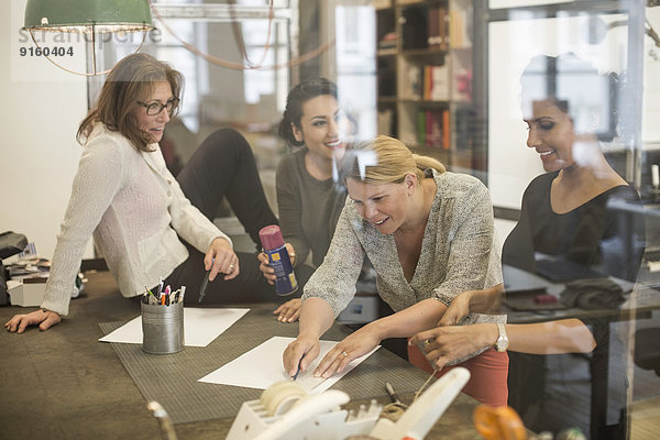 Kreative Unternehmerinnen arbeiten im Büro zusammen