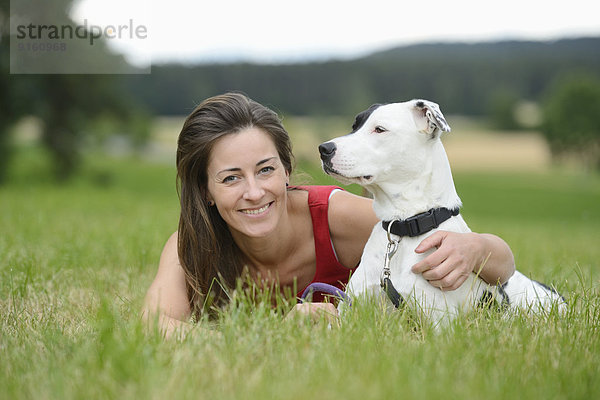 Frau mit einem Hund auf einer Wiese  Bayern  Deutschland  Europa