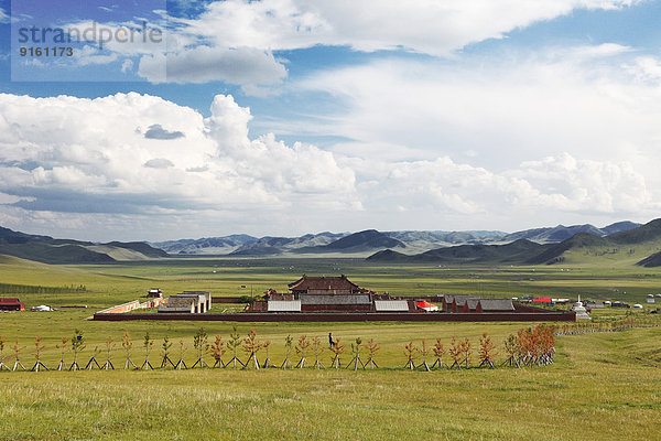 Kloster Amarbayasgalant in grüner Graslandschaft  Selenge-Aimag  Mongolei