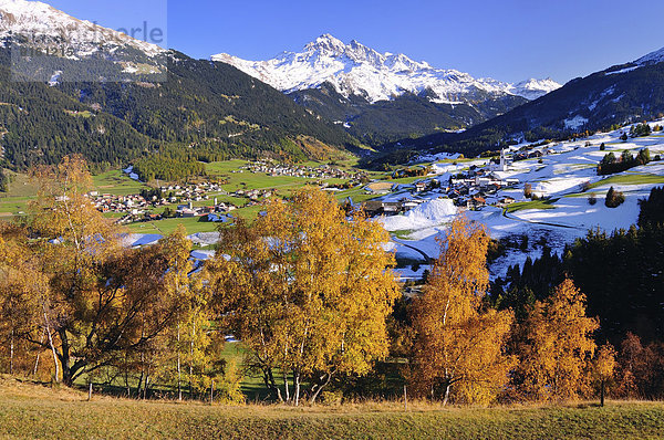 Oberhalbstein im Herbst mit den Dörfern Cunter  Savognin  Parsonz  dahinter verschneiter Piz d'Err  Kanton Graubünden  Schweiz