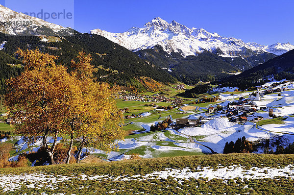 Oberhalbstein im Herbst mit den Dörfern Savognin und Parsonz  dahinter verschneiter Piz d'Err  Kanton Graubünden  Schweiz