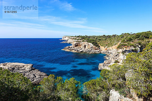 zwischen inmitten mitten Felsen Mütze Küste Balearen Balearische Inseln Mallorca Spanien