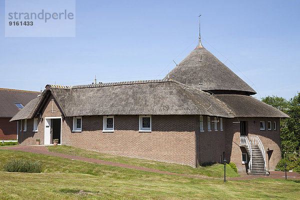 Katholische Kirche mit Reetdach  Baltrum  Ostfriesische Inseln  Ostfriesland  Niedersachsen  Deutschland