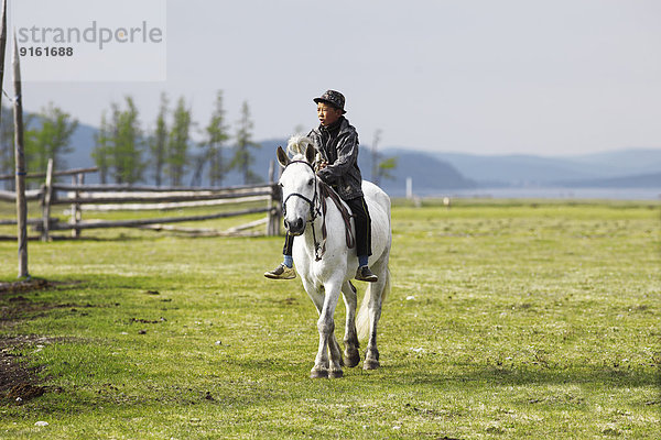 Junge reitet auf mongolischem Pferd  Khuvsgul-See  Chöwsgöl-Aimag  Mongolei