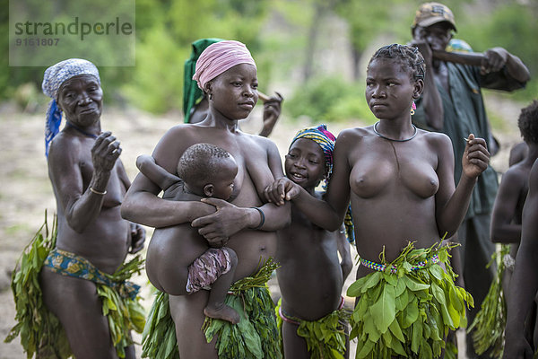 Frauen und Kinder vom Volk der Koma  die animistische Volksgruppe lebt in den Alantika-Bergen  Wangai  Region Nord  Kamerun