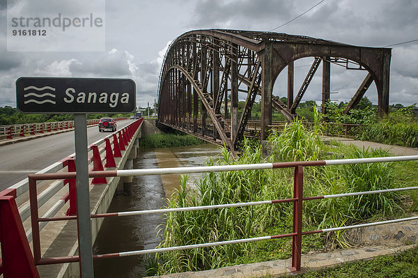 Die alte Bogenbrücke von 1903  heute für den Straßenverkehr gesperrt  aus der deutschen Kolonialzeit  einst in Oberhausen hergestellt und erst vor Ort zusammengebaut  Edea  Region Littoral  Kamerun