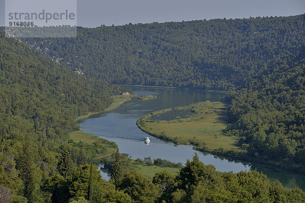Fluss Krka mit Ausflugsboot  Krka-Nationalpark  Gespanschaft ?ibenik-Knin  Dalmatien  Kroatien