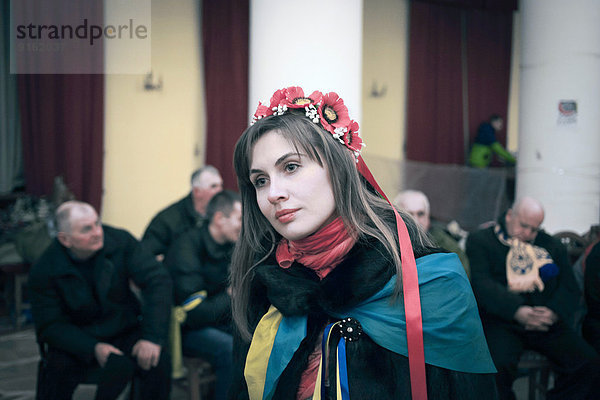 Freiwillige Helferin an der Kleiderausgabe im besetzten Kiewer Rathaus  Euromaidan  Kiew  Ukraine
