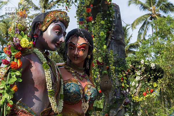 Skulpturen von Shiva und Parvati  präsentiert während einer Tempelfest-Prozession  Ayroor  Kerala  Indien