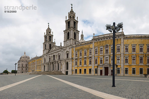 Palácio Nacional de Mafra oder Nationalpalast von Mafra  Mafra  Portugal