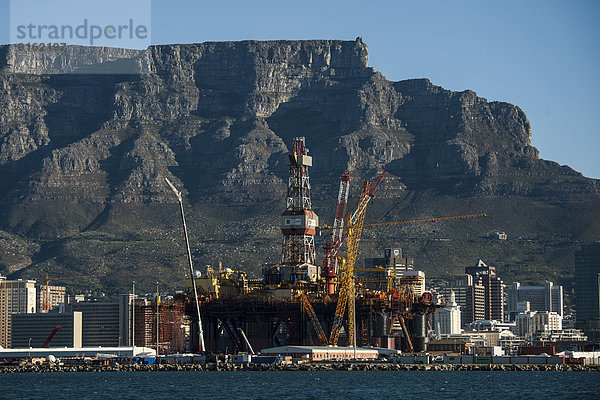 Hafenanlage mit Tafelberg  Kapstadt  Westkap  Republik Südafrika