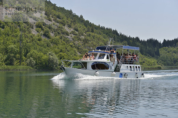 Ausflugsboot auf dem Fluss Krka  Krka-Nationalpark  Gespanschaft ?ibenik-Knin  Dalmatien  Kroatien