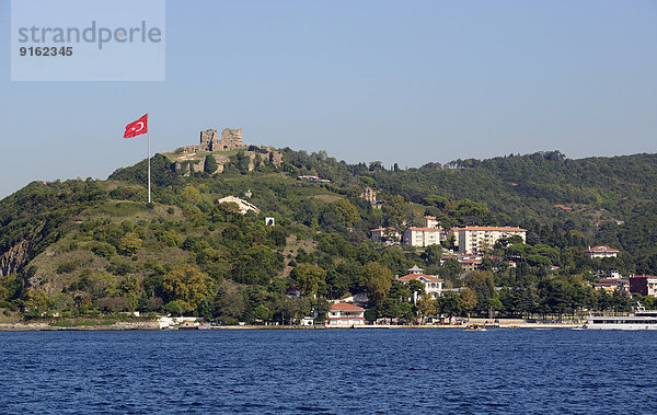 Ausblick vom Bosporus auf Burgruine Yoros  genuesische Festung Yoros Kalesi  Bosporus  Anadolu Kavagi  Istanbul  asiatischer Teil  Türkei