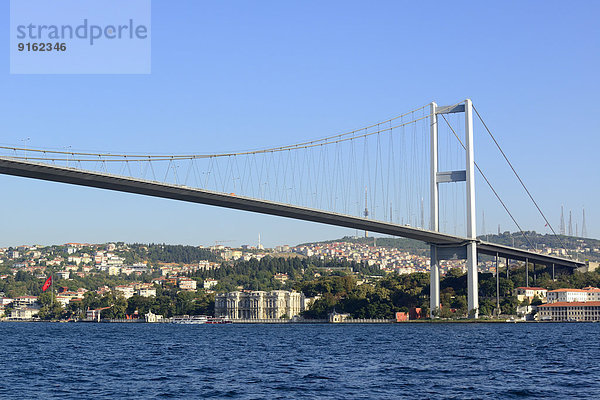 Bosporus-Brücke und Beylerbeyi-Palast am asiatischen Ufer  von Ortaköy aus  Üsküdar  Istanbul  Türkei