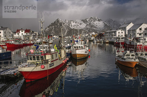 Fischerort Henningsvær  Austvågøy  Lofoten  Norwegen