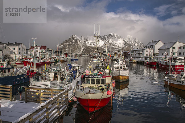 Fischerort Henningsvær  Austvågøy  Lofoten  Norwegen