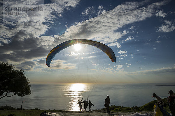 Paraglider bei Start zum Tandemsprung  Gleitschirm am Signal Hill  Kapstadt  Westkap  Republik Südafrika