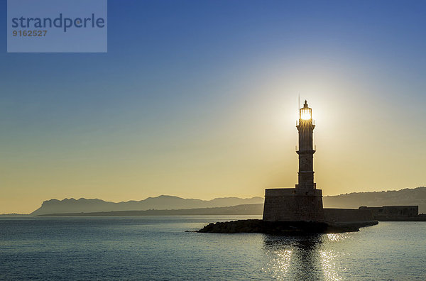 hinter Hafen Leuchtturm Chania Kreta Griechenland rechts Sonne Sonnenuntergang
