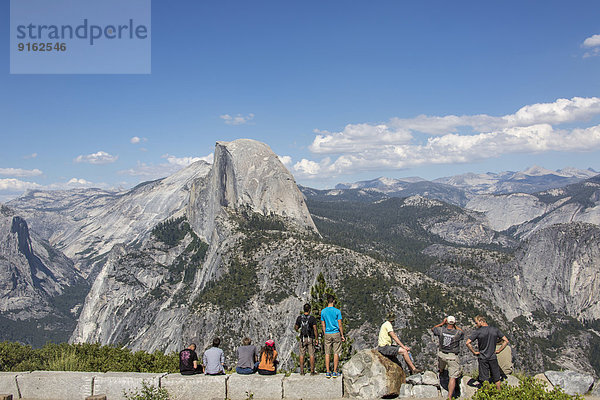 Besucher vor dem Half Dome  Yosemite-Nationalpark  Kalifornien  USA