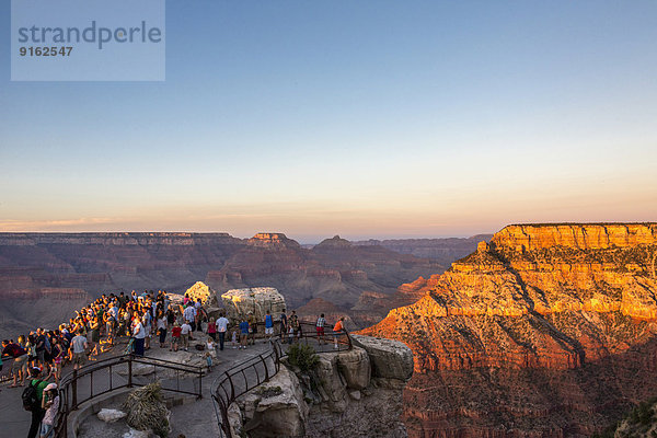 Menschen betrachten den Sonnenuntergang am Grand Canyon  Arizona  USA