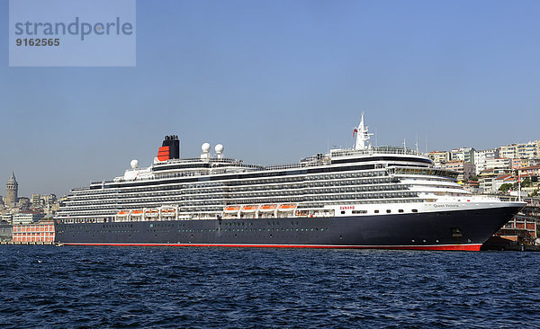 Kreuzfahrtschiff Queen Victoria im Hafen von Istanbul  europäischer Teil  Türkei