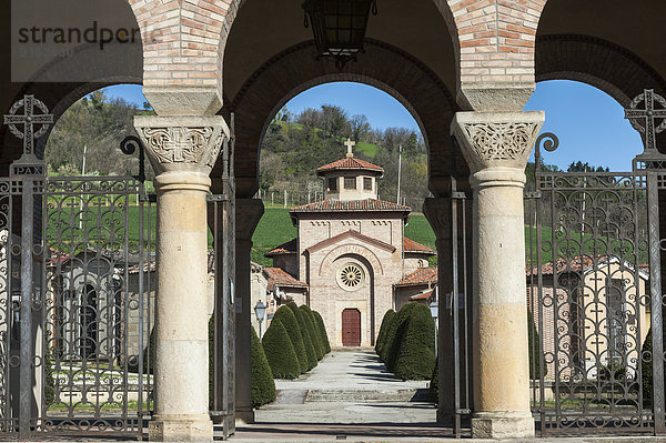 Friedhof mit Cripta Mussolini  Familienguft  Geburtsort von Mussolini  Predappio  Emilia-Romagna  Italien