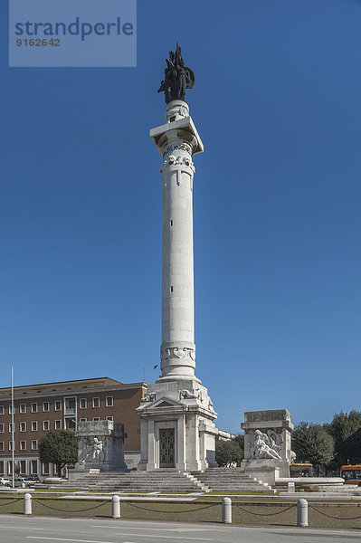 Gefallenendenkmal mit Obelisk  Erster Weltkrieg  errichtet im italienischen Faschismus unter Mussolini  1932  Piazzale della Vittoria  Forlì  Emilia-Romagna  Italien