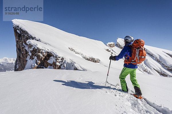 Skitourengeher beim Aufstieg auf den Kleinen Seekofel im Naturpark Fanes-Sennes-Prags in den Dolomiten  hinten der Gipfel des Seekofels  links der Kleine Seekofel  St. Vigil  Naturpark Fanes-Sennes-Prags  Gadertal  Pustertal  Südtirol  Italien