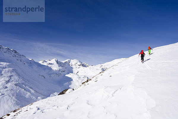 Skitourengeher beim Aufstieg auf die Kalfanwand im Martelltal  Nationalpark Stilfser Joch  Südtirol  Italien