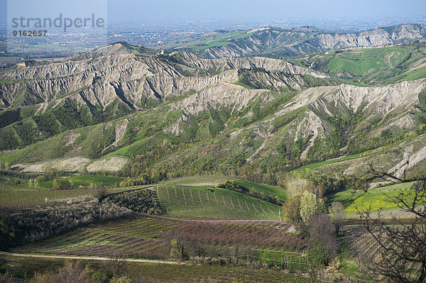 Hügellandschaft mit Erosionstälern  Ausläufer des Apennin-Gebirges  hinten Küstenebene der Adria  Brisighella  Emilia-Romagna  Italien