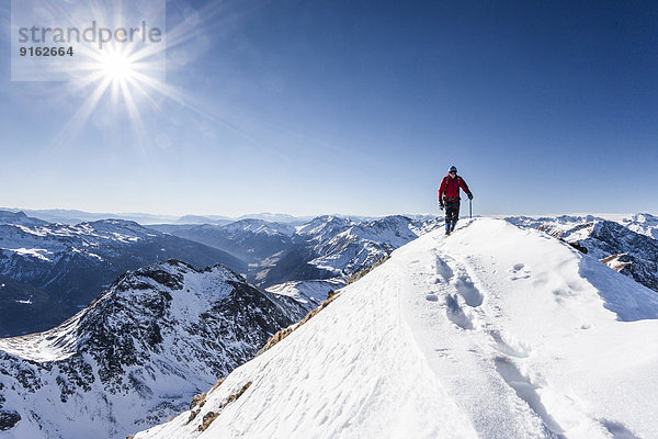 Bergsteiger beim Aufstieg auf das Penser Weißhorn vom Penser Joch im Sarntal in den Sarntaler Alpen  hier auf dem Gipfelgrat  Südtirol  Italien