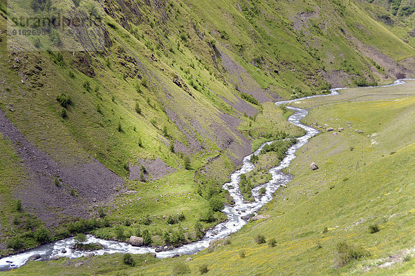 Fluss Sno im Sno-Tal  zwischen Sno und Jutta  bei Stepanzminda  Kasbegiregion  Hoher Kaukasus  Georgien