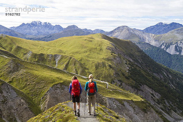 Zwei Frauen beim Wandern  Val dal Botsch  Schweizer Nationalpark  Graubünden  Schweiz