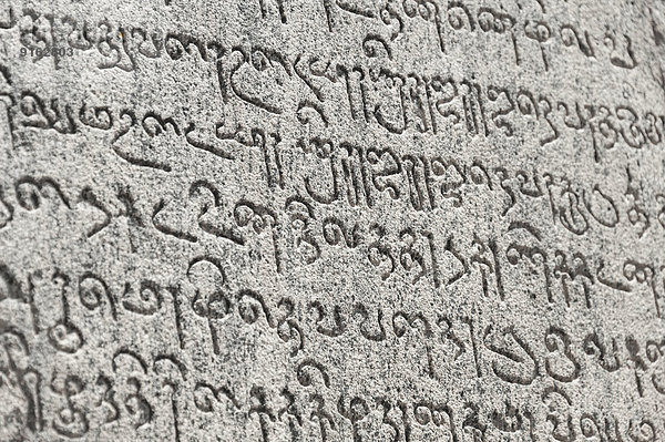 Indische Schrift in Tempelmauer gemeißelt  Brihadishvara-Tempel  UNESCO-Weltkulturerbe  Thanjavur  Tamil Nadu  Indien
