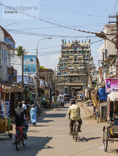 Straßenszene mit Tempel  Tiruchirappalli  Tamil Nadu  Indien