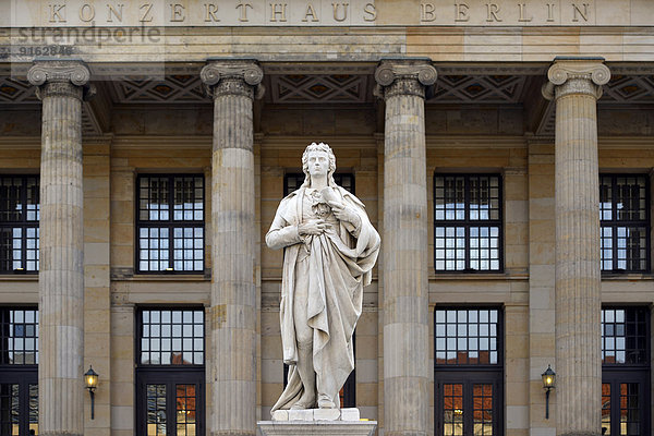 Statue Friedrich Schiller vor Konzerthaus  Schinkelbau  Gendarmenmarkt  Bezirk Mitte  Berlin  Deutschland