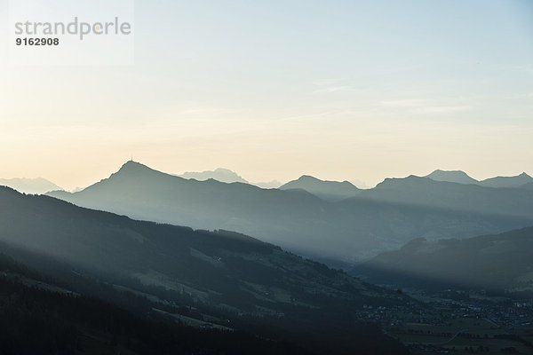 Kitzbüheler Horn bei Sonnenaufgang  Alpen  Brixen  Tirol  Österreich