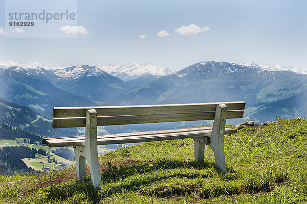 Holzbank mit Aussicht auf die Alpen  Brixen im Thale  Tirol Österreich